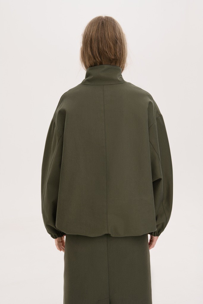 МІНІМАЛІСТИЧНА КУРТКА-БОМБЕР З ВИСОКИМ  КОМІРОМ-СТІЙКОЮ 1263 зображення 2